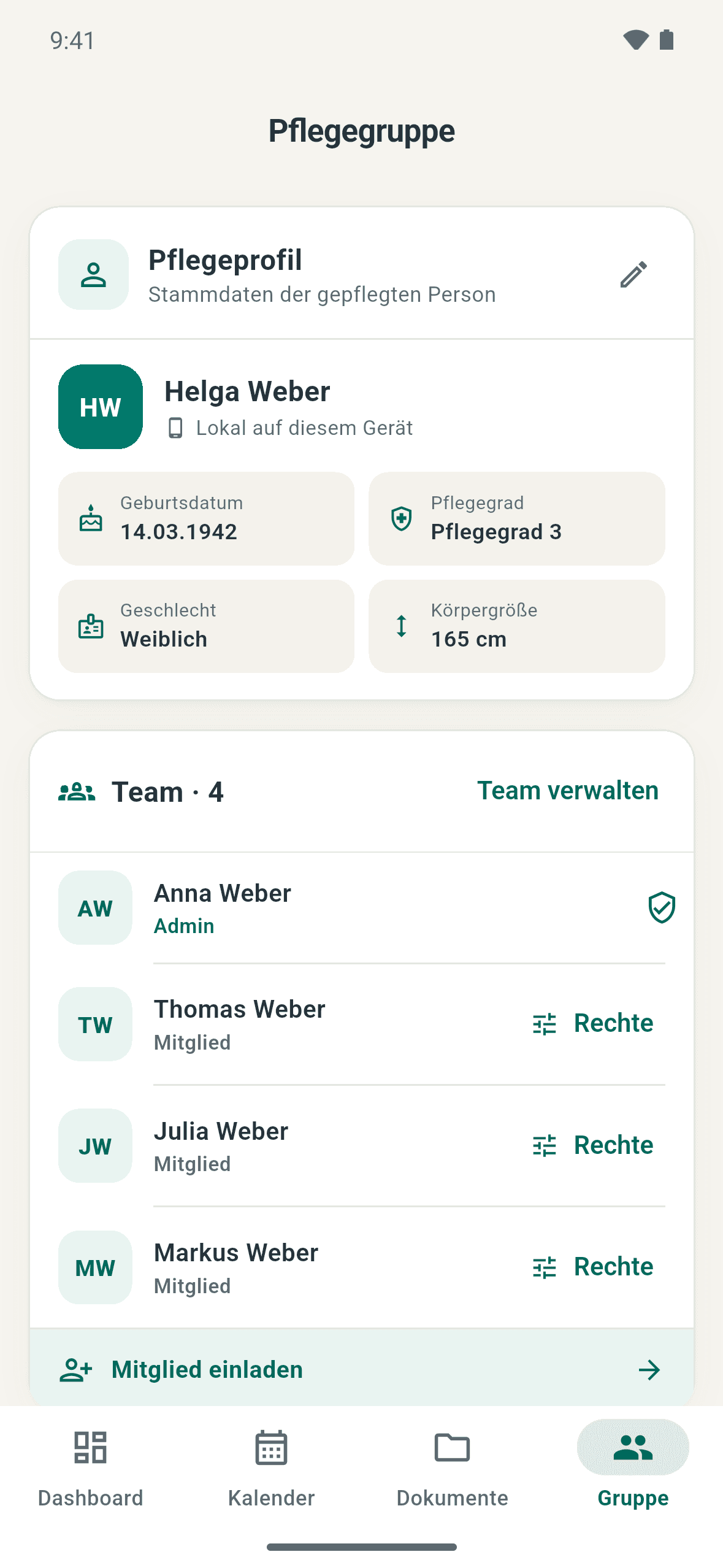 Screenshot der Sanavio-App: Die Pflegegruppe zeigt das Pflegeprofil von Helga Weber mit Geburtsdatum und Pflegegrad sowie ein Team aus vier Angehörigen – einer Administratorin und drei weiteren Mitgliedern, deren Rechte sich einzeln einstellen lassen.