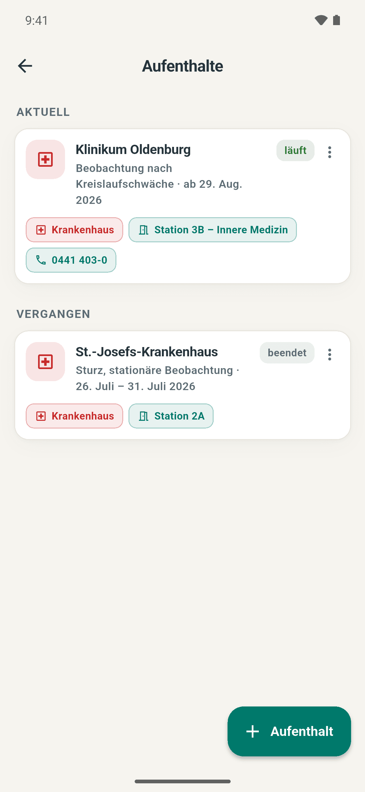 Screenshot der Sanavio-App: Die Übersicht der Aufenthalte zeigt einen laufenden Krankenhausaufenthalt mit Station und Telefonnummer sowie einen bereits beendeten Aufenthalt.